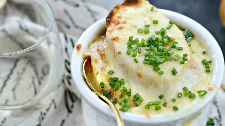 French-foods-that-start-with-f-onion-soup-cheffist.jpg