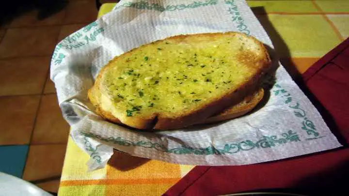Is garlic bread healthy - cheffist