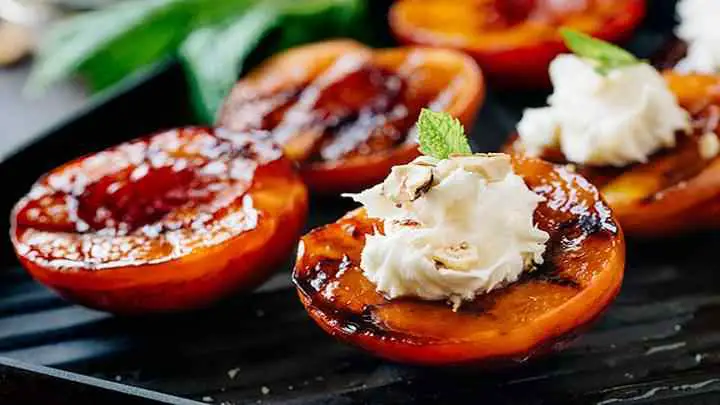 Grilled peaches with mascarpone cream
