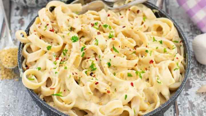 Roasted garlic alfredo sauce