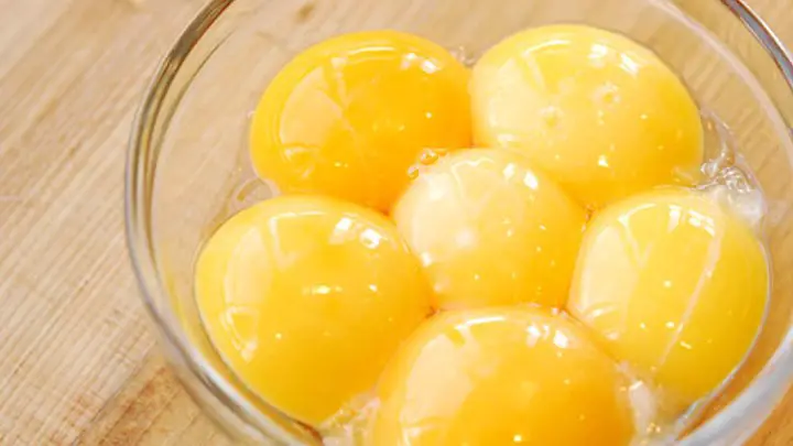 egg-yokes reduce tomato sauce cheffist.jpg