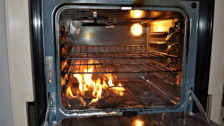 flames-inside-the-gas-oven-cheffist