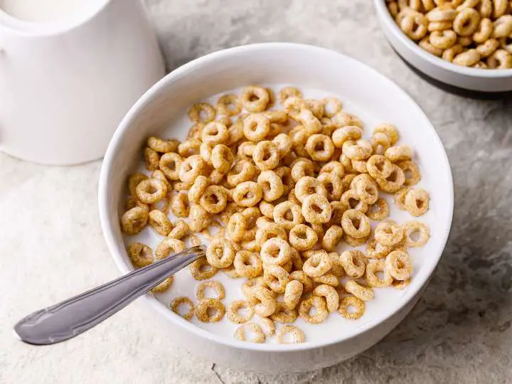 a bowl of cheerios cereal with milk - cheffist