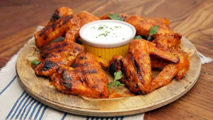 tasty chicken wings and ranch dressing - cheffist