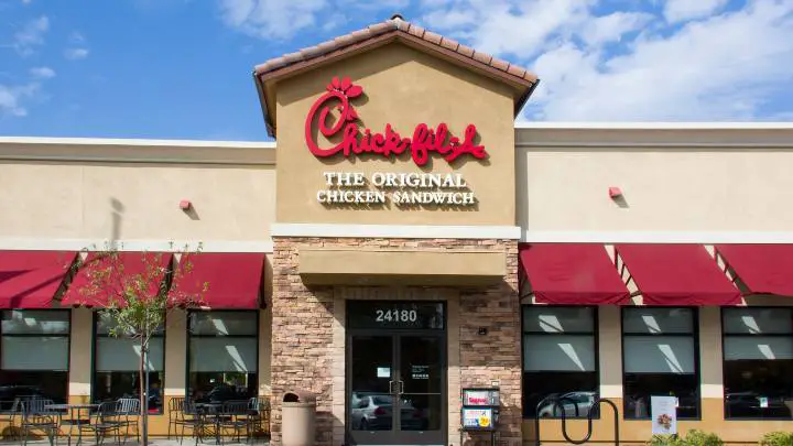 when does Chick-fil-A serve lunch - cheffist