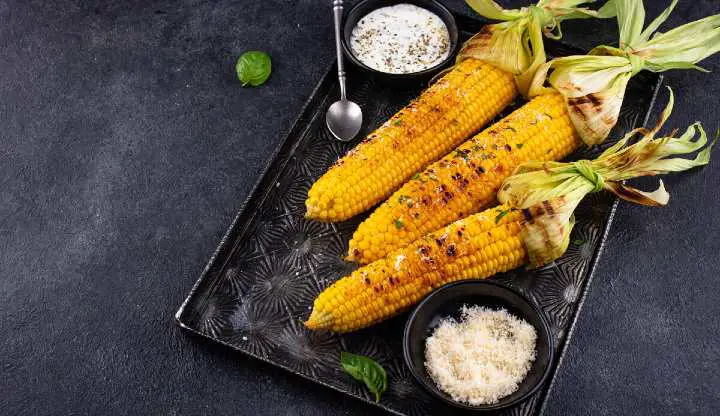 grilled corn and grated cheese - cheffist